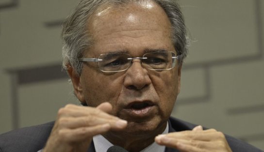 Ministro da Economia fala em liberar R$ 1 bilhão para a educação e defende voucher no lugar do Fies