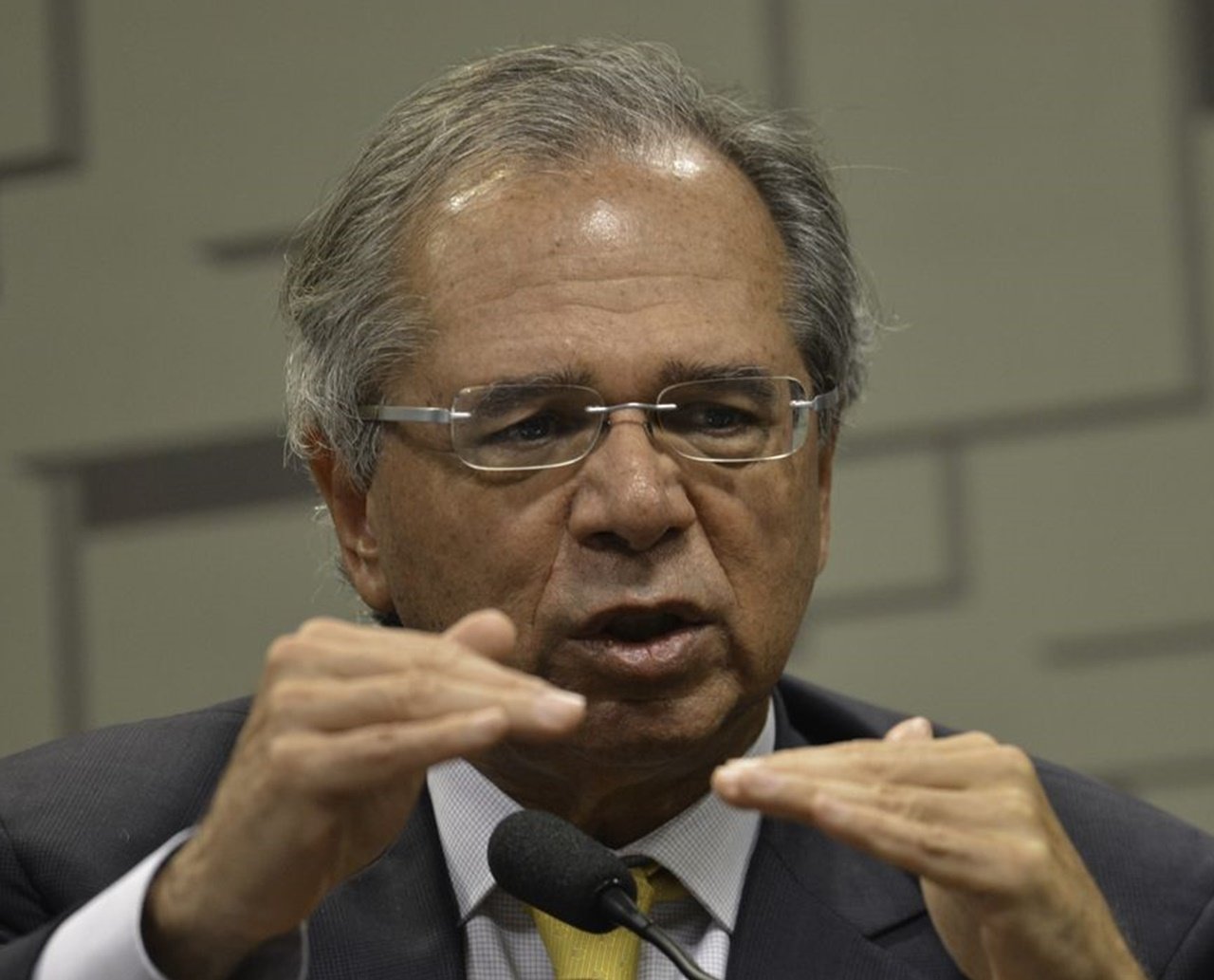 Ministro da Economia fala em liberar R$ 1 bilhão para a educação e defende voucher no lugar do Fies