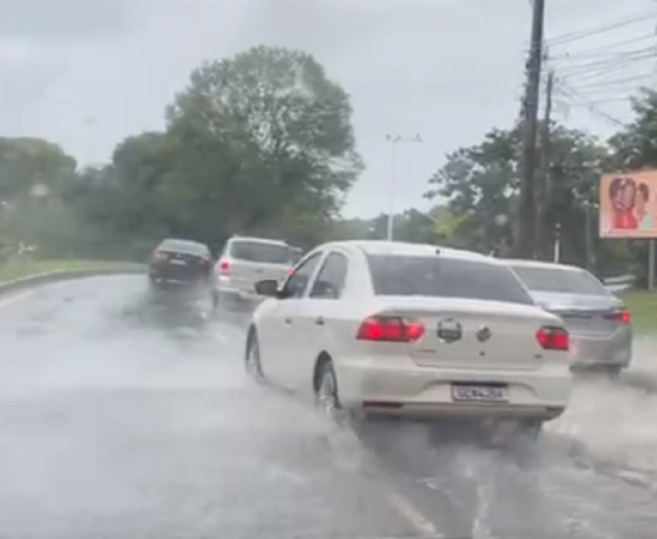 Trânsito em vias alagadas é reflexo de chuva que cai em Salvador; confira previsão do tempo para esta quarta-feira