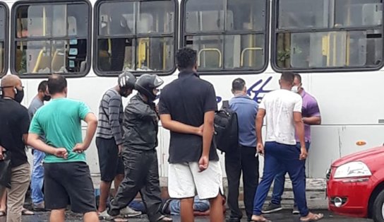 Homem tenta roubar ônibus com arma de brinquedo, mas é alcançado e apanha em Lauro de Freitas 