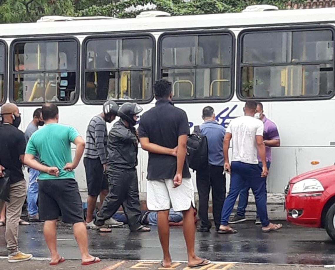Homem tenta roubar ônibus com arma de brinquedo, mas é alcançado e apanha em Lauro de Freitas