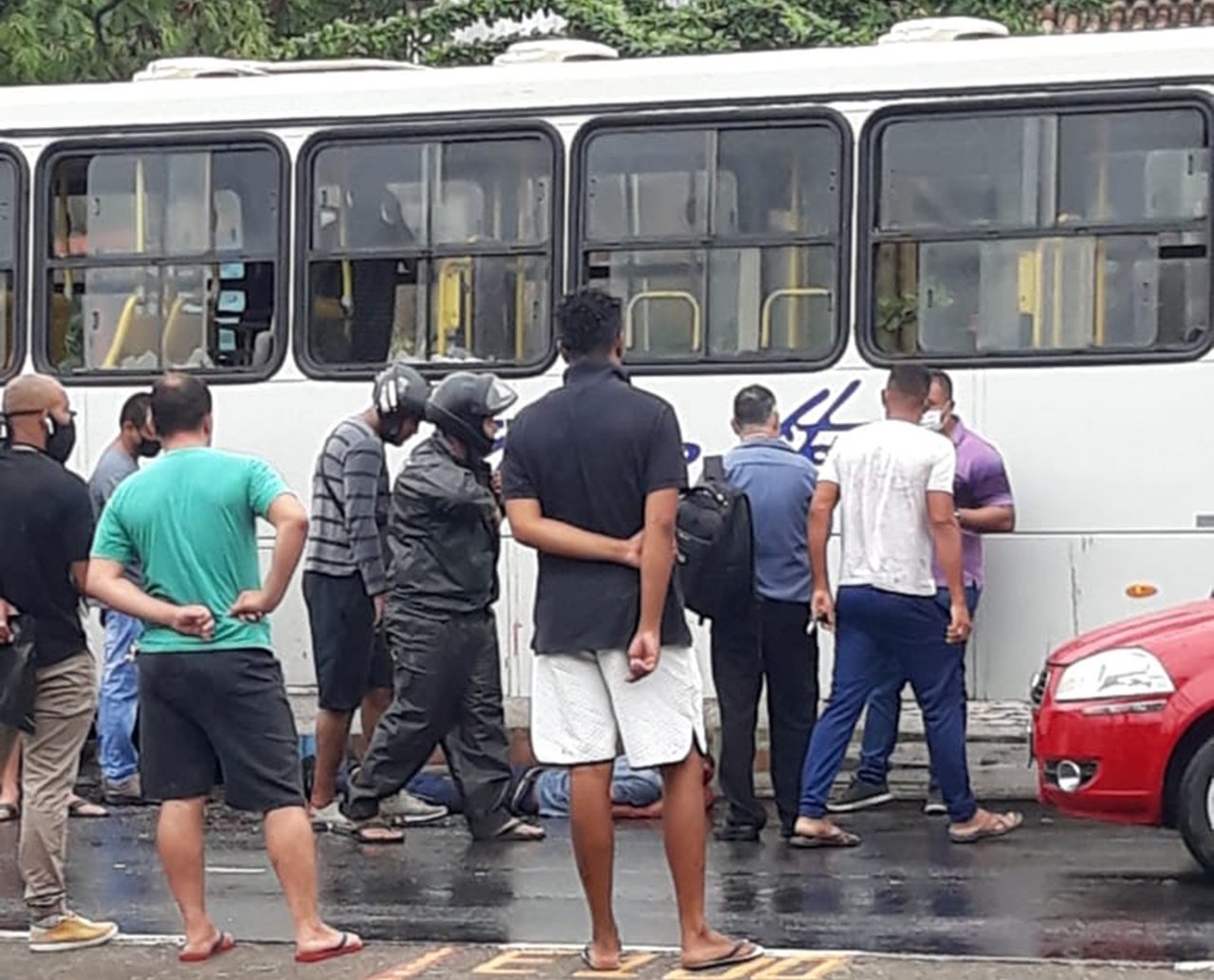 Homem tenta roubar ônibus com arma de brinquedo, mas é alcançado e apanha em Lauro de Freitas 