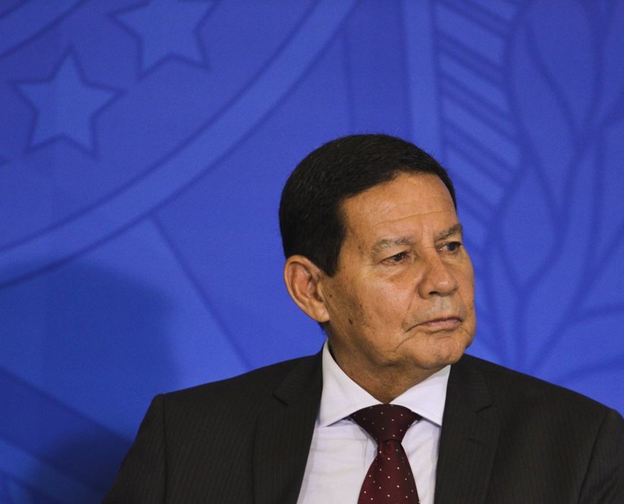 Mourão admite que não deverá ser o candidato a vice de Bolsonaro em 2022 e pode deixar o governo antes do fim