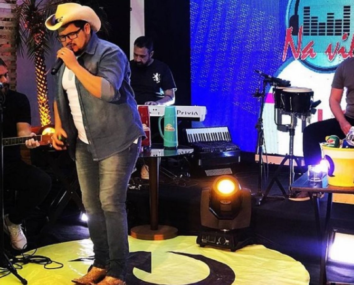 Cantor da banda Seu Maxixe, Berguinho testa positivo para Covid-19 e está hospitalizado