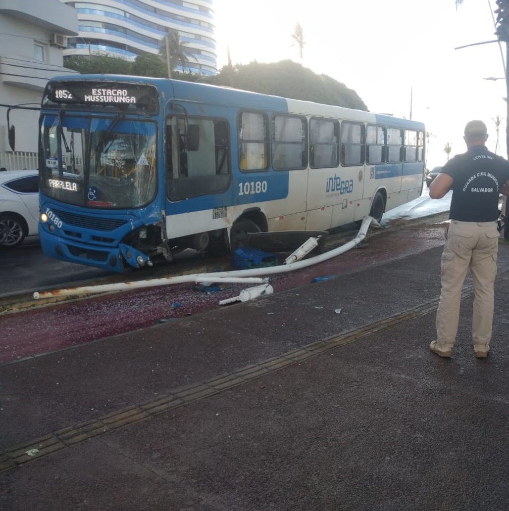 Motorista de ônibus perde o controle, colide em poste e por pouco veículo não cai em ribanceira na Barra