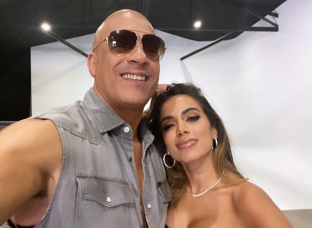 Anitta emplaca hit em novo filme da saga Velozes e Furiosos e posa ao lado de Vin Diesel; ouça a música