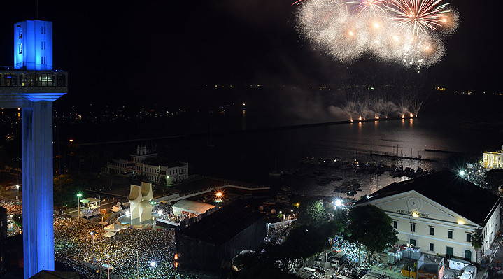 Confira opções de festas pagas e gratuitas para a virada do ano