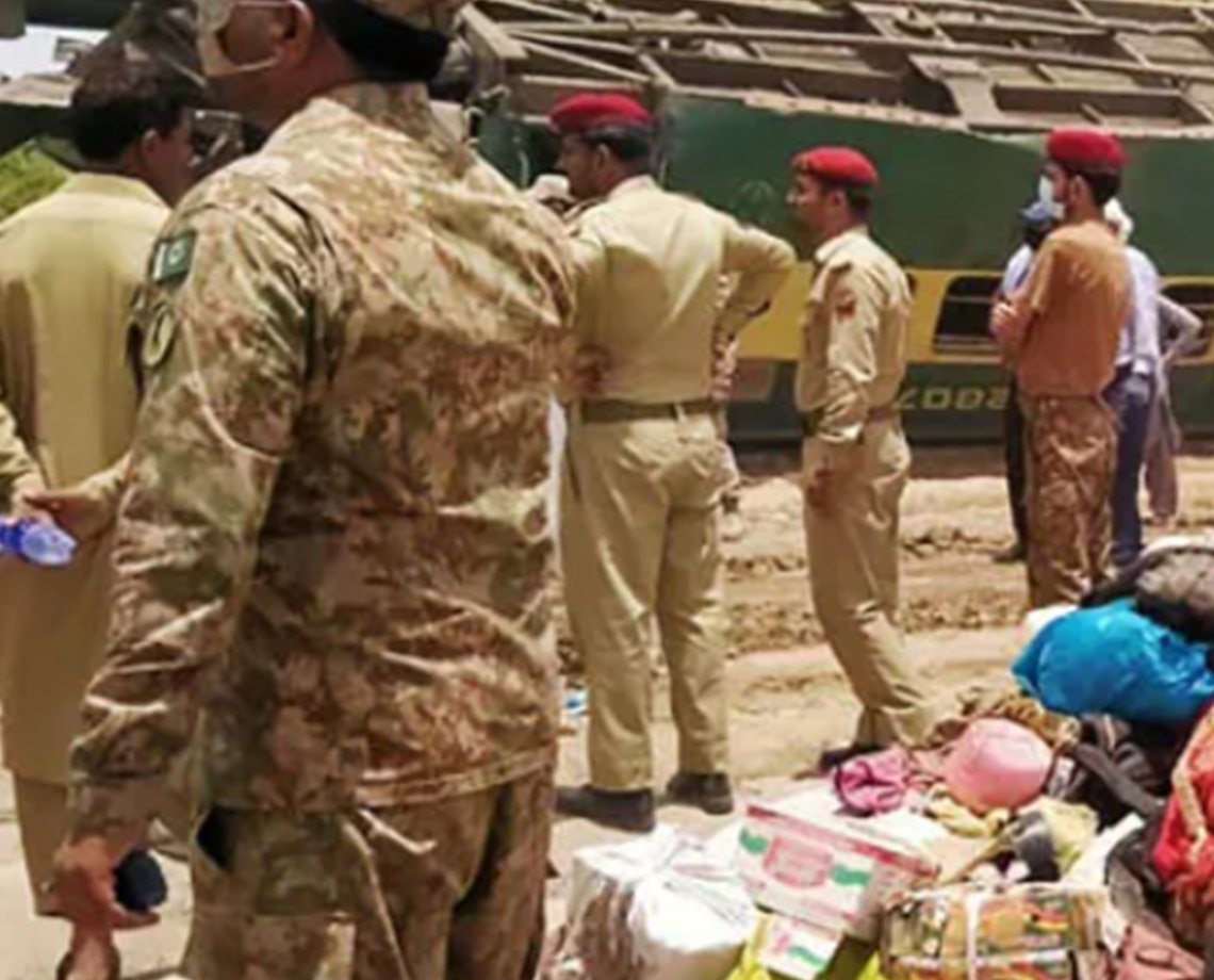 Colis&atilde;o entre trens deixa ao menos 40 pessoas mortas no sul do Paquist&atilde;o; dezenas de passageiros ficam presos &agrave;s ferragens