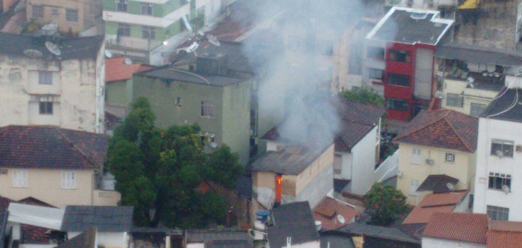 Incêndio atinge imóvel em Santo Agostinho