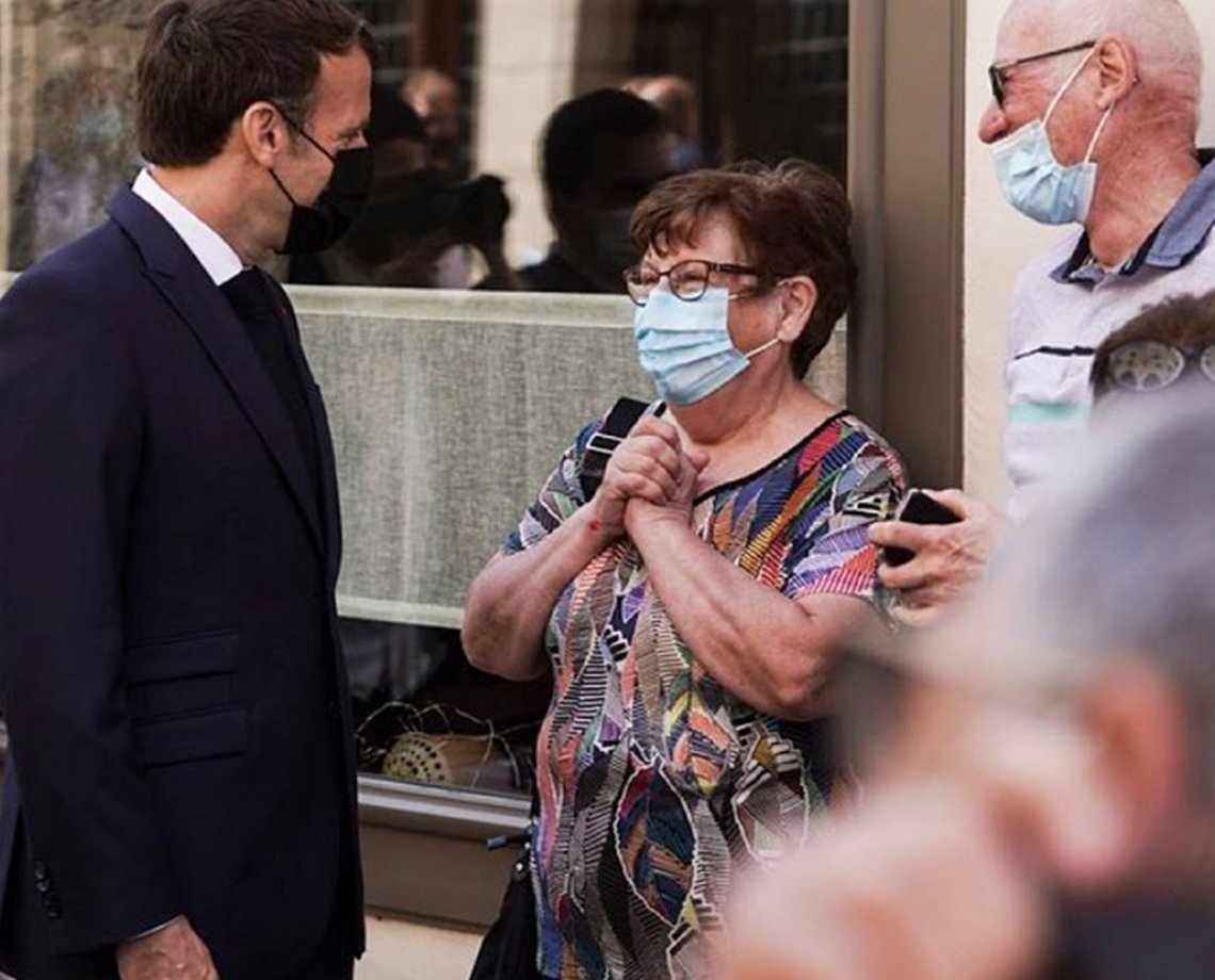 Homem é detido após dar tapa na cara do presidente da França durante visita do político a uma cidade do país