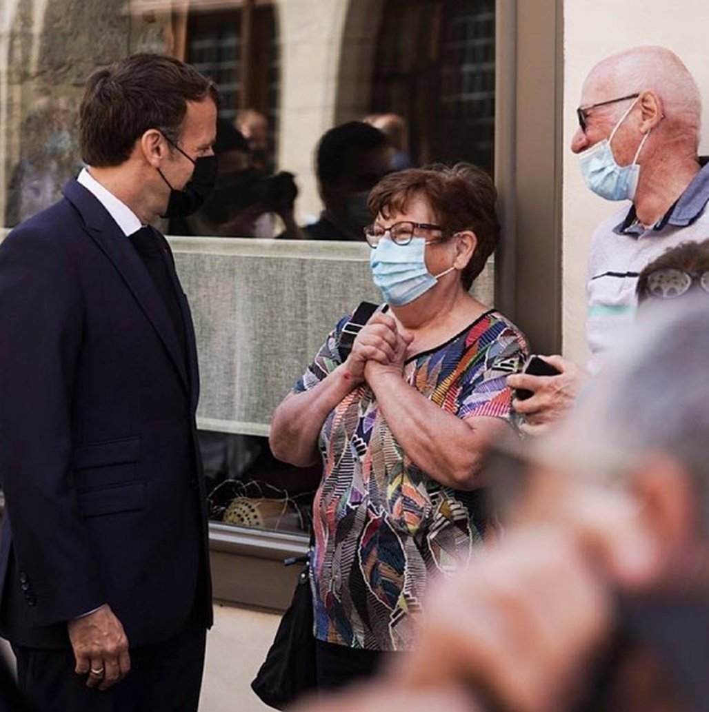 Homem é detido após dar tapa na cara do presidente da França durante visita do político a uma cidade do país