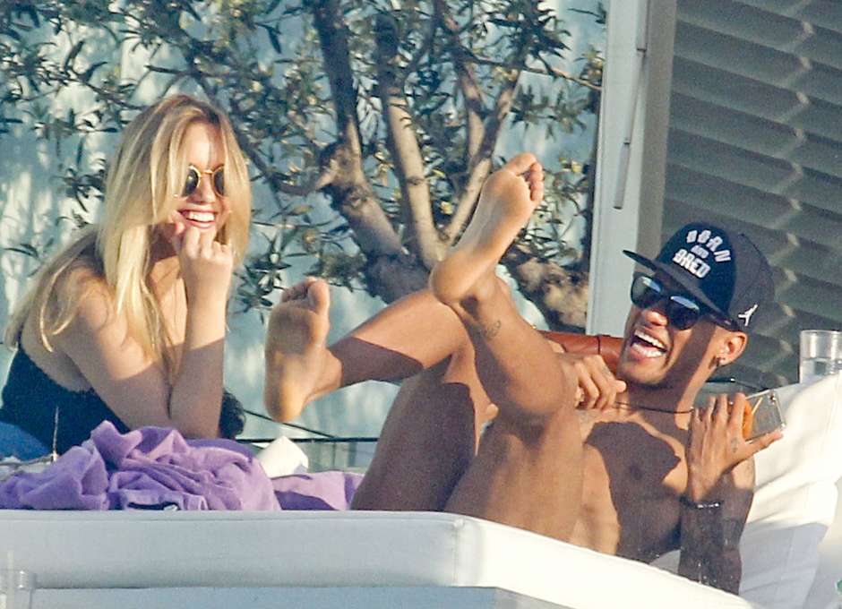 Neymar ganha carinho de loira em tarde de sol na Espanha