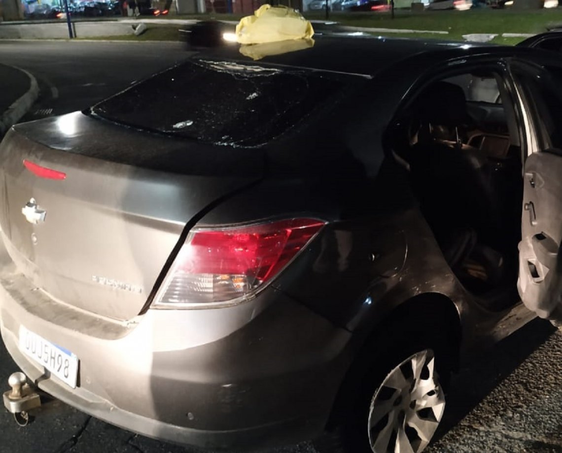 Trio troca tiros com policiais civis após roubo de veículo no Horto Florestal; suspeitos abandonaram carro na Av. Bonocô