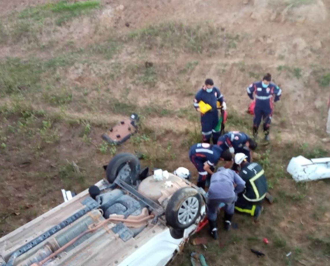 Homem fica preso nas ferragens após acidente na BR-101