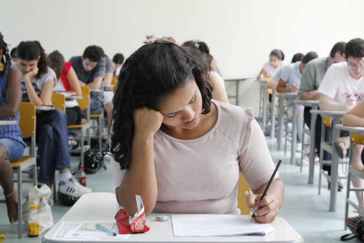 Prefeituras abrem dois concursos com salários até quase R$ 9 mil