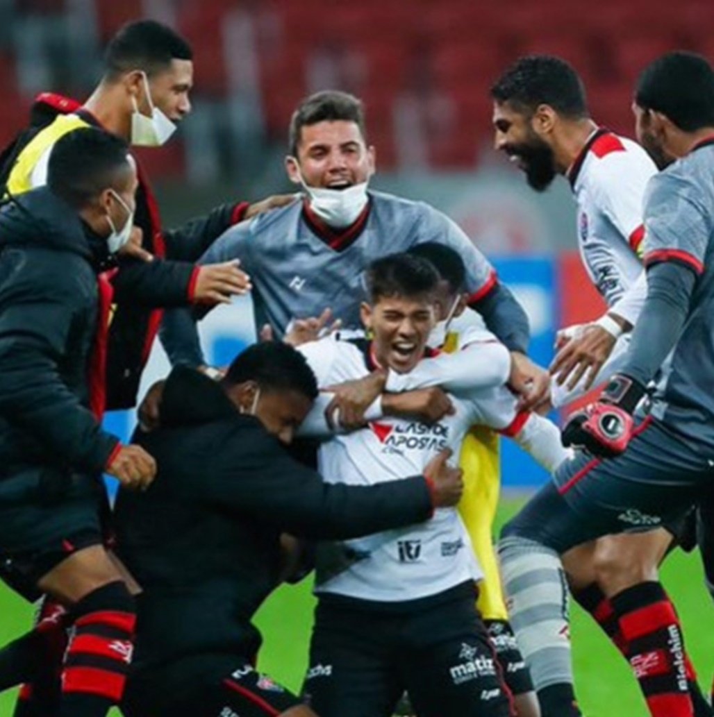 Faz o 'Pix': Vitória elimina o Inter, fatura R$ 2,7 milhões e garante hegemonia nordestina nas oitavas da Copa do Brasil 