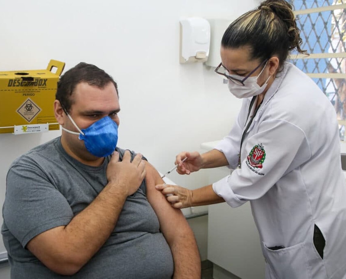 Pessoas com 50 anos começam a ser vacinadas nesse sábado; imunização de outros públicos está suspensa