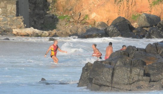 Turista se afoga no Farol da Barra e é resgatado pelos guarda-vidas do 13º GBM