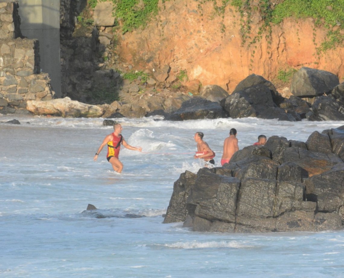 Turista se afoga no Farol da Barra e é resgatado pelos guarda-vidas do 13º GBM