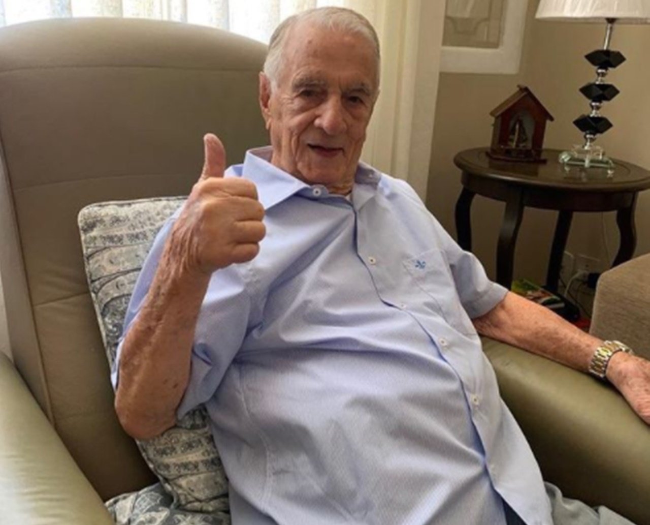 Orlando Drummond,  de 101 anos, recebe alta após dois meses internado