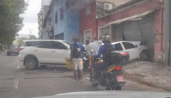 Motorista perde controle de carro e causa acidente envolvendo cinco veículos na Avenida Vasco da Gama