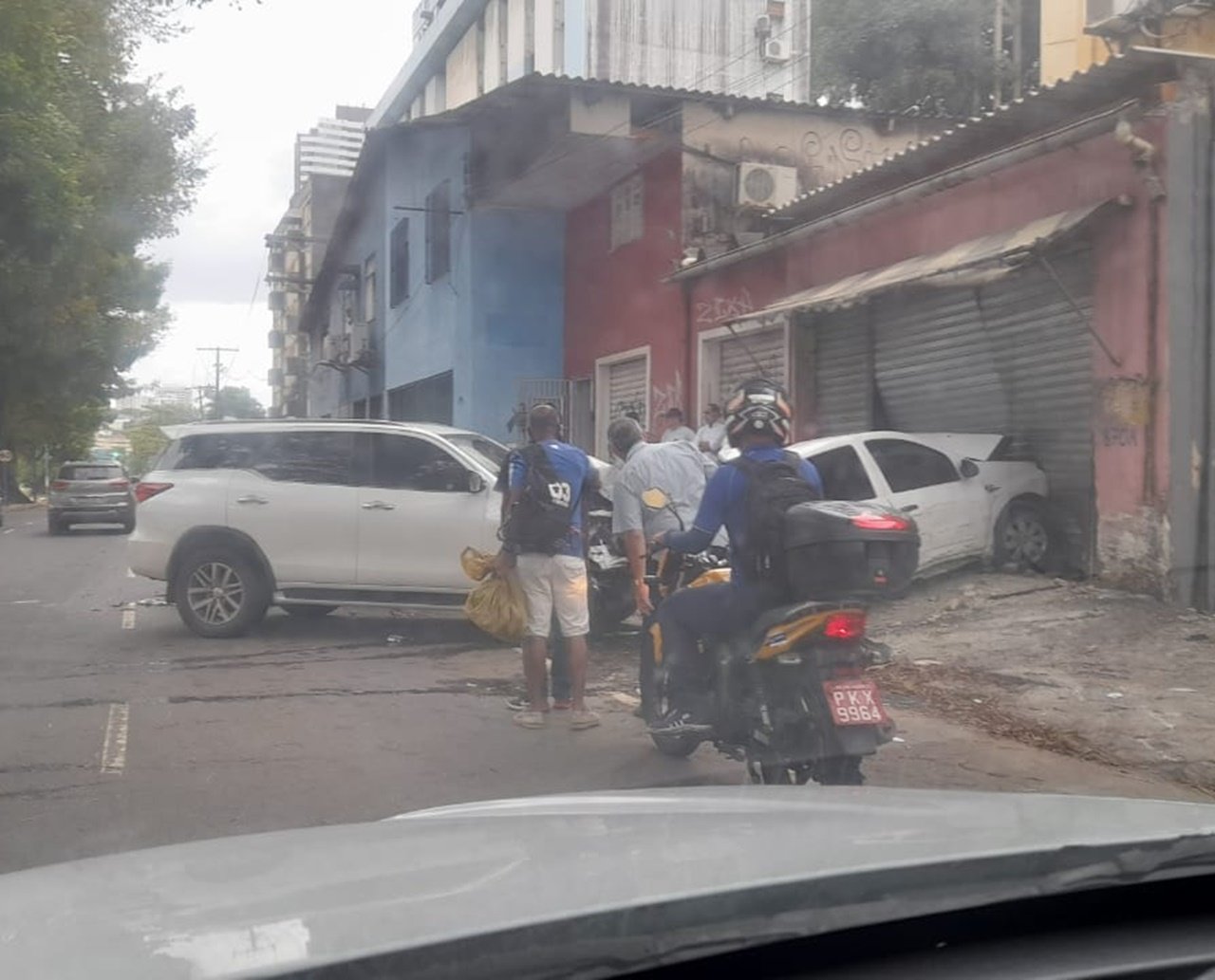 Motorista perde controle de carro e causa acidente envolvendo cinco veículos na Avenida Vasco da Gama