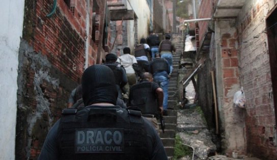 Operação com mais de 100 policiais cumpre mandados contra suspeitos de envolvimento em ataques a bancos em Salvador e RMS