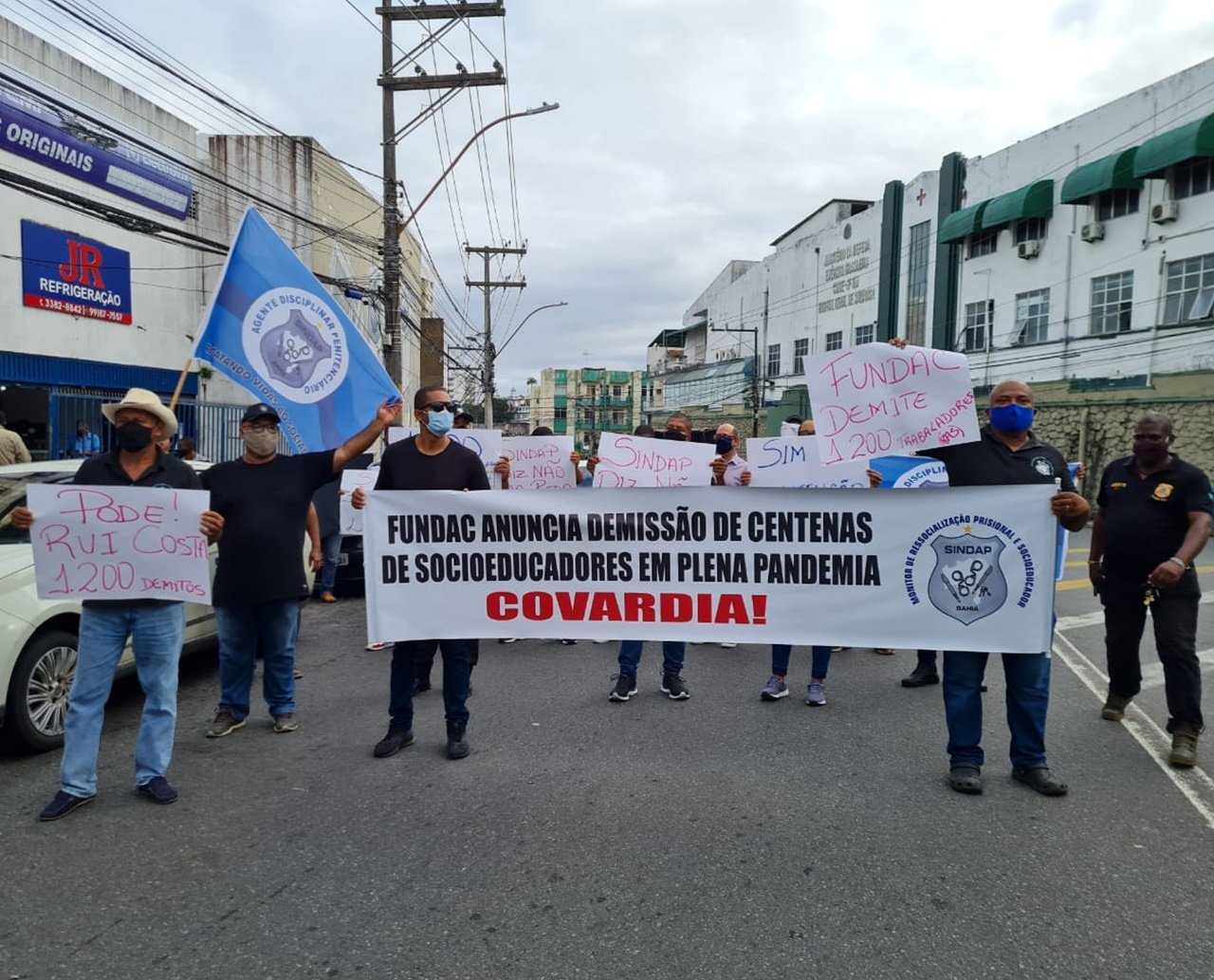 Agentes socioeducativos protestam contra demissões e tentam barrar contratações pelo Reda em Salvador; saiba mais