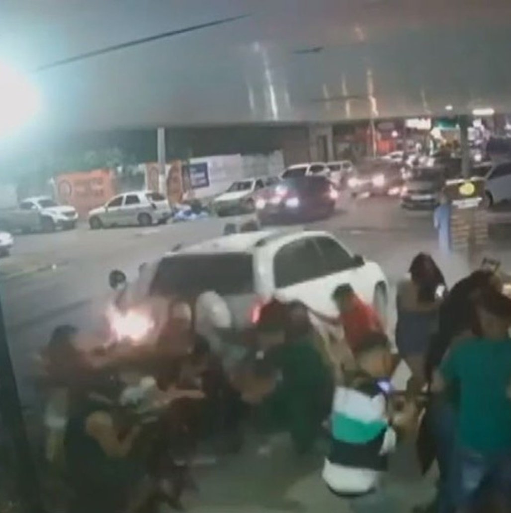 Polícia identifica motorista que invadiu bar com carro e deixou pessoas feridas em Feira de Santana; veja vídeo