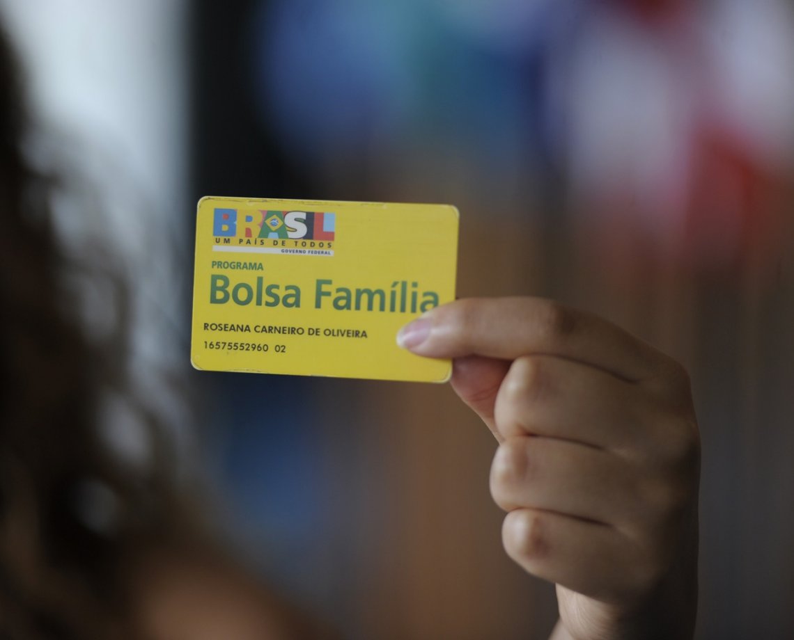Bolsonaro anuncia que Bolsa Fam&iacute;lia vai pagar R$ 300 em m&eacute;dia para os benefici&aacute;rios; saiba mais