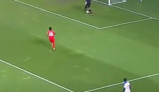 Deu ruim! Goleiro do Haiti falha feio e faz gol contra bizarro em jogo diante do Canadá; veja vídeo