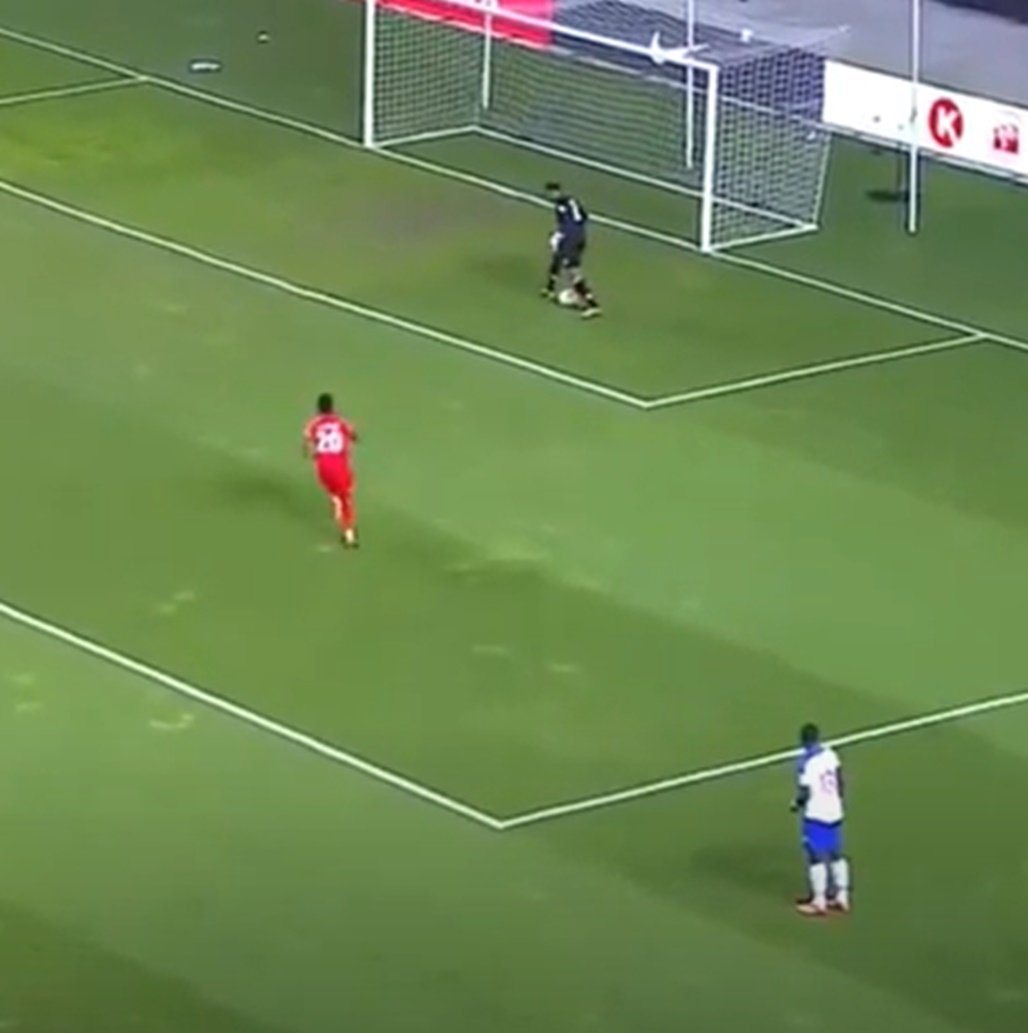 Deu ruim! Goleiro do Haiti falha feio e faz gol contra bizarro em jogo diante do Canadá; veja vídeo