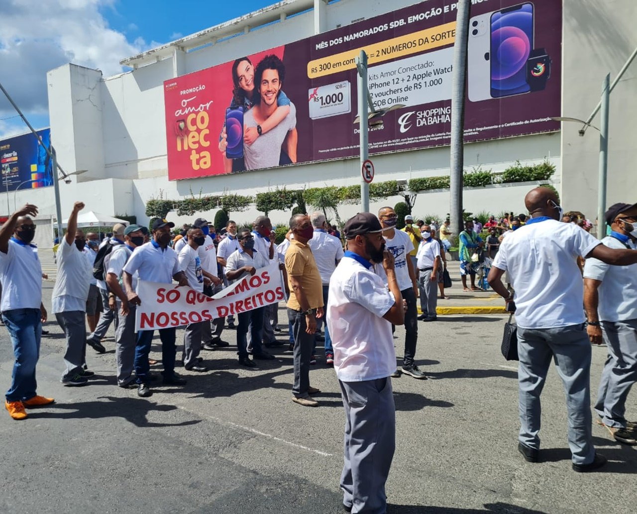 Rodoviários demitidos pela CSN reivindicam pagamentos e fazem novo protesto na Av. ACM