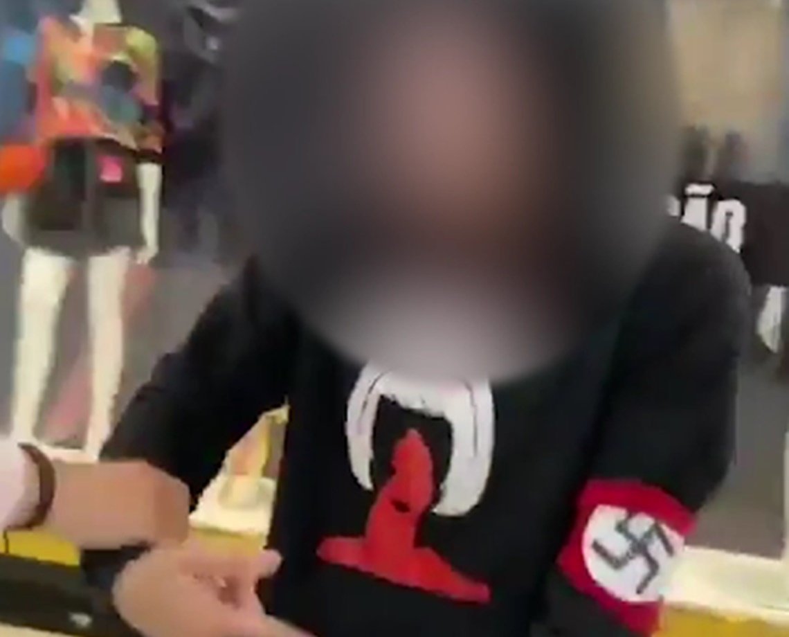 Com símbolo nazista no braço, jovem é expulso de shopping em Caruaru; veja vídeo