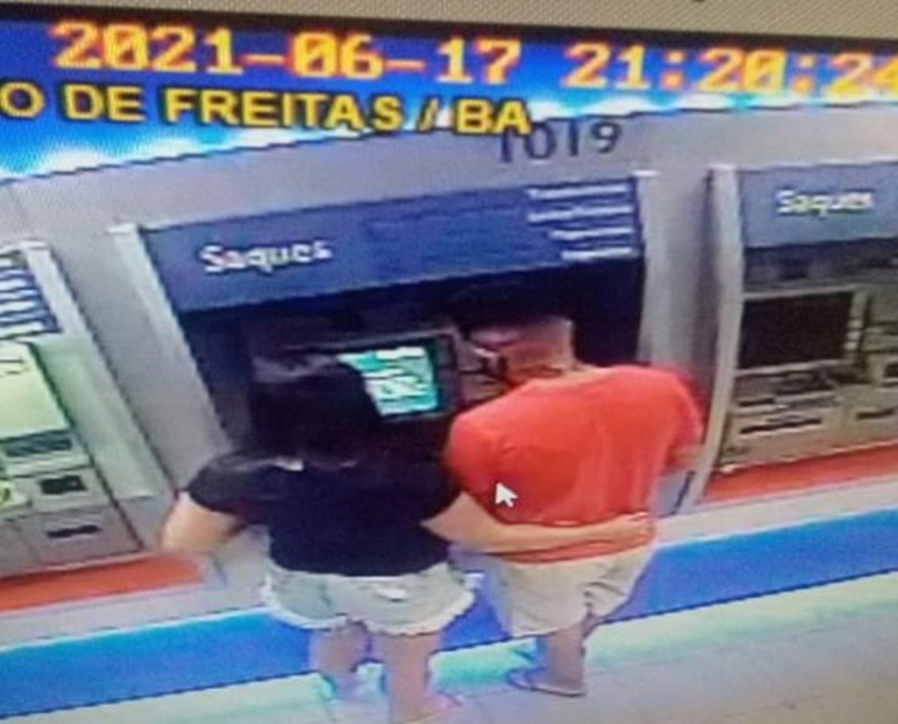 Casal pescador de dinheiro em caixa eletrônico é preso em Lauro de Freitas; golpe é conhecido como jacaré