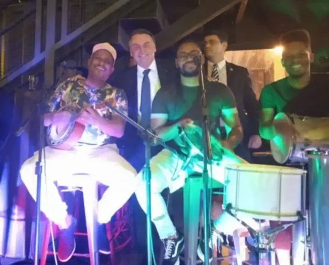 Ao som de uma banda de pagode, Bolsonaro curte festa de aniversário sem máscara 