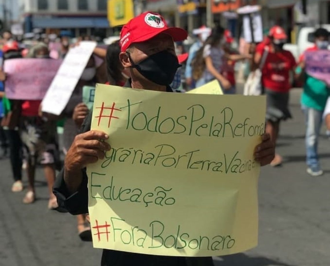 Baianos vão as ruas em ato "fora Bolsonaro"; manifestantes relatam que morador tentou jogar pedra