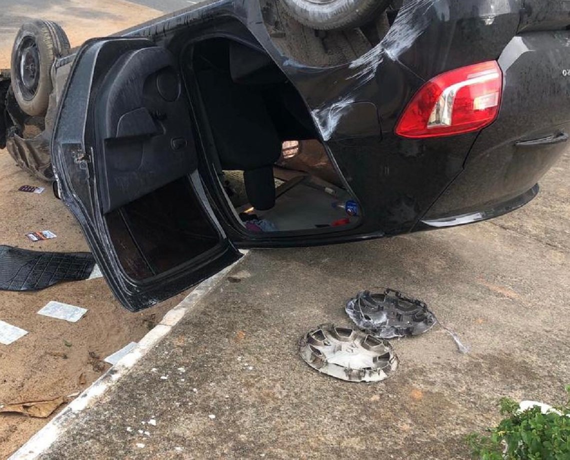 Assalto a farmácia na Pituba termina com carro capotado e dois suspeitos presos