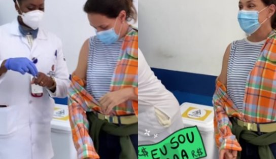 Atriz Carolina Ferraz é vacinada em SP e recria meme de novela; "Sou rica de saúde"