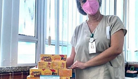 Curado da Covid, ex-paciente volta ao hospital com caixas de chocolate para agradecer profissionais da saúde