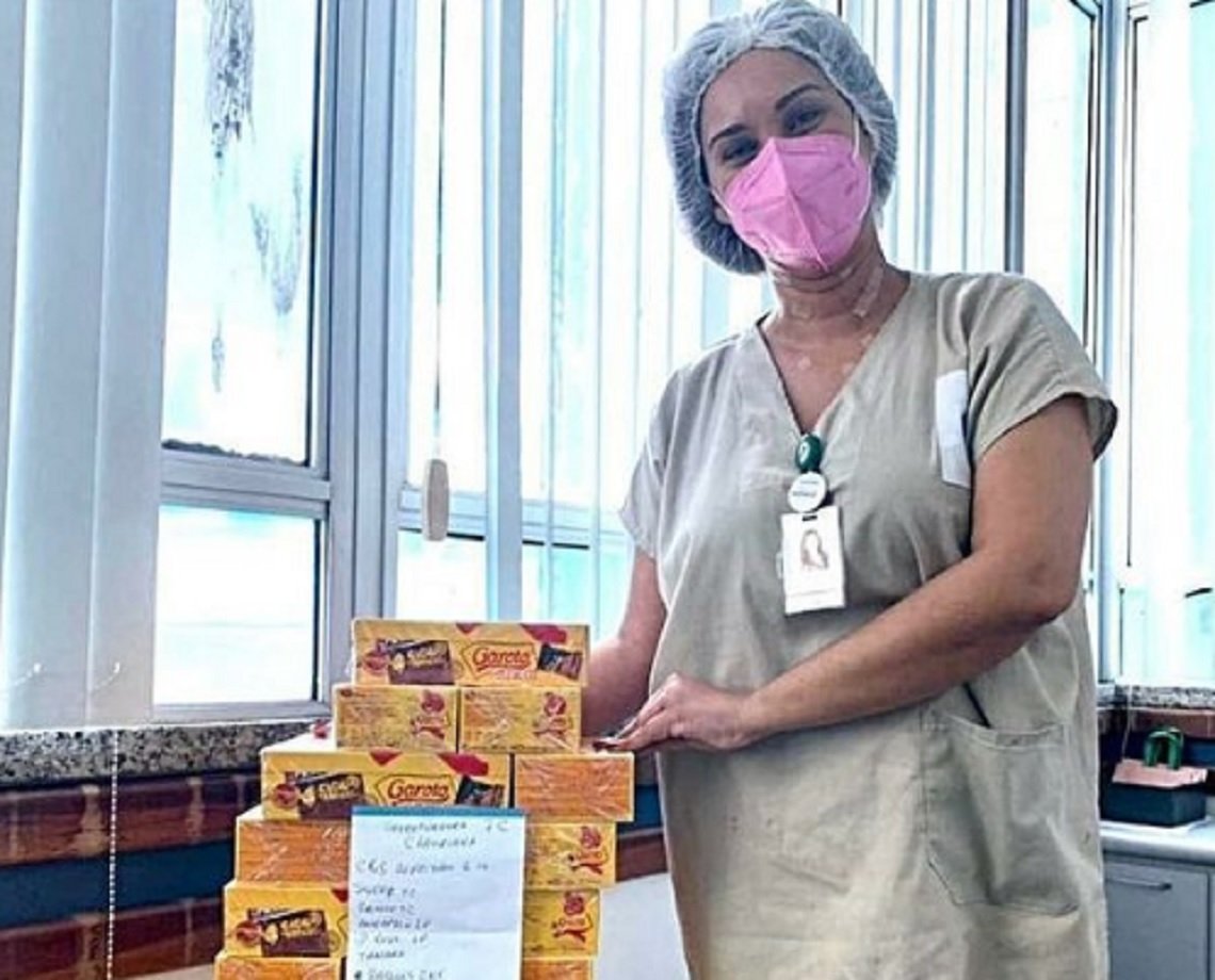 Curado da Covid, ex-paciente volta ao hospital com caixas de chocolate para agradecer profissionais da saúde