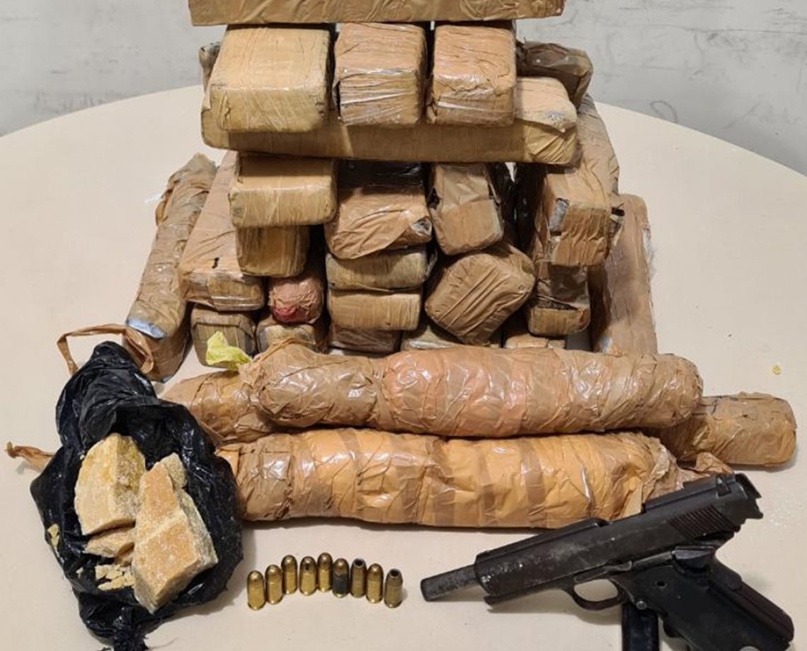 Durante operação, polícia impede entrada de drogas, armas e munição no Complexo da Mata Escura; suspeito acaba morto