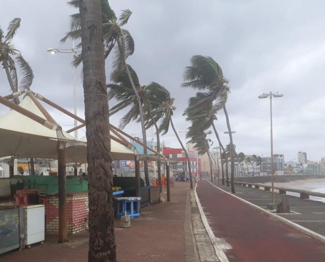 Inverno começa e tempo fecha em Salvador; previsão para a semana é de chuva predominante na capital baiana