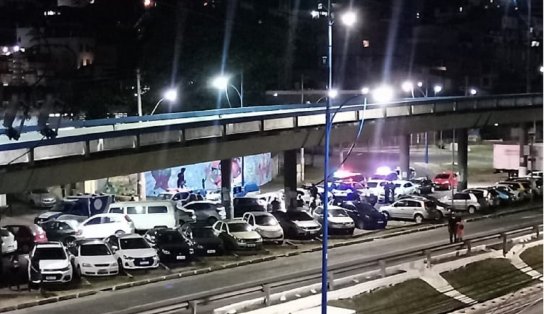 Homem é morto a tiros dentro de carro na Avenida Vasco da Gama; suspeito de cometer assassinato estava em uma moto