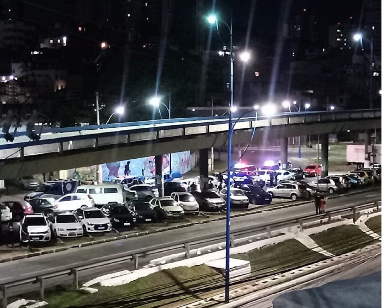 Homem é morto a tiros dentro de carro na Avenida Vasco da Gama; suspeito de cometer assassinato estava em uma moto