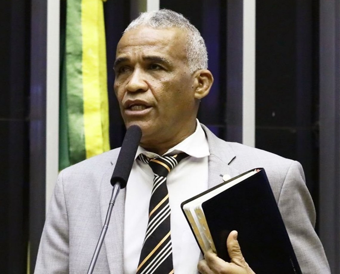 "Doido", Isidório se disfarça de moita e diz, em vídeo, que vai achar baiano Lázaro; "profetizo em nome de Jesus"; assista