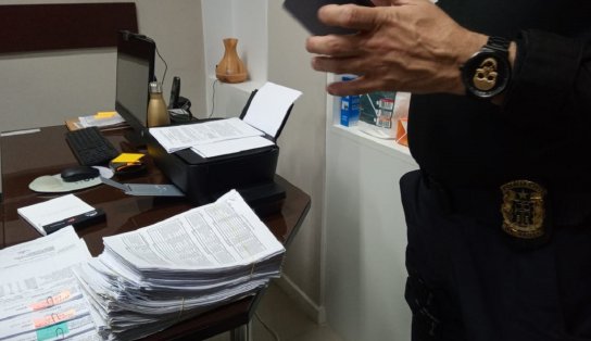 Mulher assume ser dona de arma e livra empresário da prisão em Salvador; revólver estava em apartamento de luxo