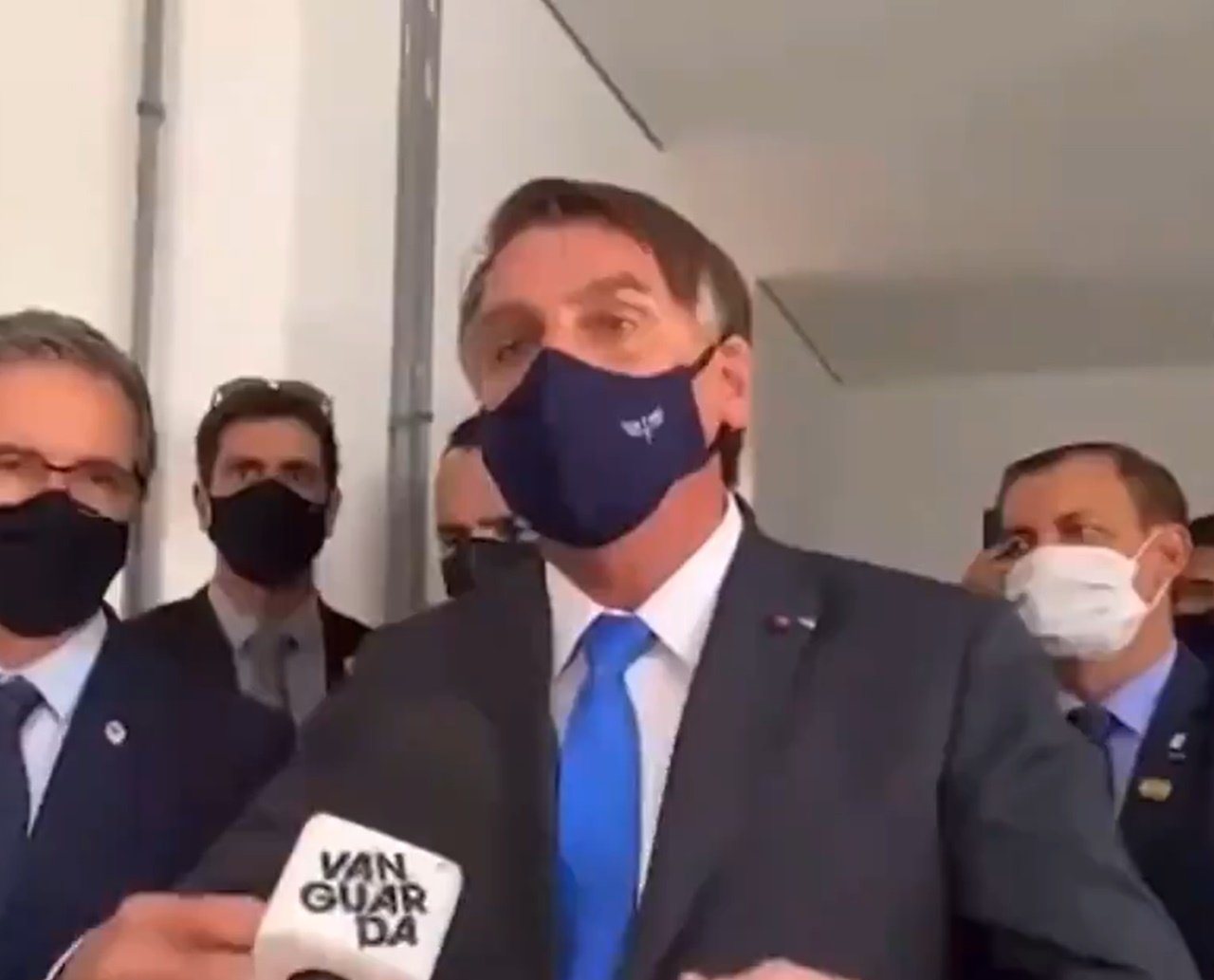 Visivelmente irritado, Bolsonaro manda jornalista calar a boca após fim de semana de manifestações