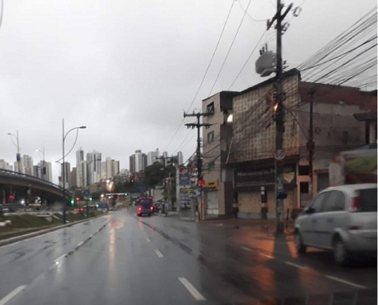 Tempo segue fechado em Salvador e chuva é prevista para todo o dia nesta terça-feira; fique por dentro