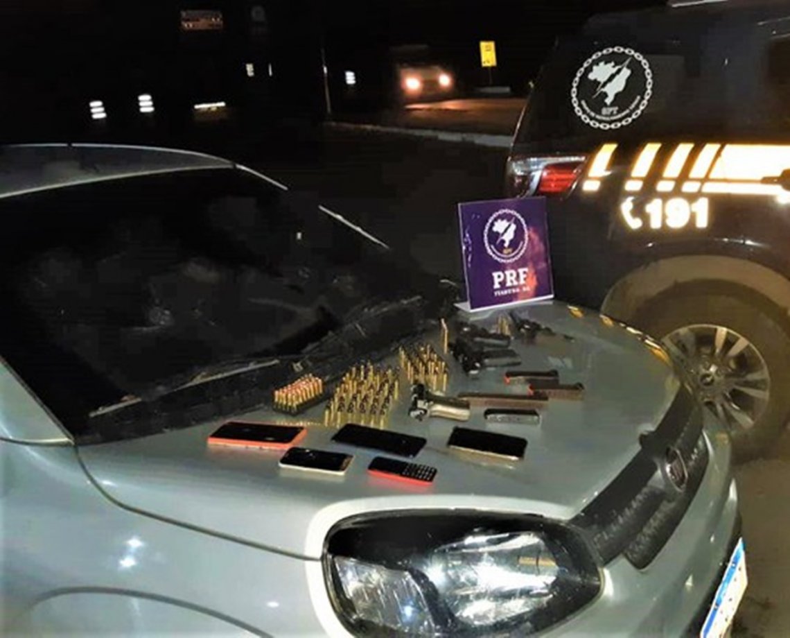 Pistola, revólveres, farta munição e um veículo roubado são apreendidos pela PRF em Itabuna; cinco foram presos